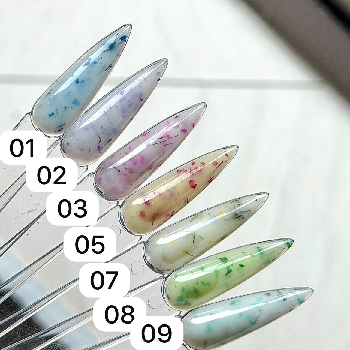 Milky Flower Gel – Builder Gel mit echten Blütenpartikeln ProfiNails