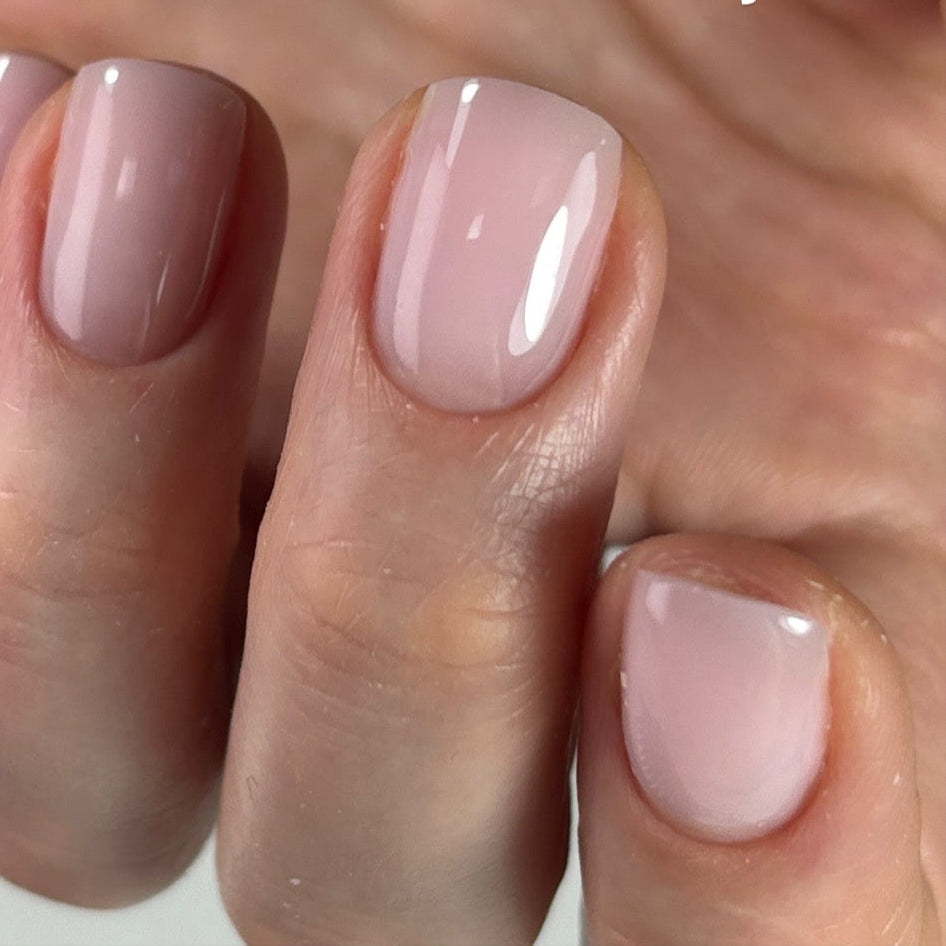 Aufbau Gel Fine Rosa applied on natural nails showing elegant pink finish with glossy, professional manicure result