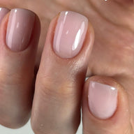 Aufbau Gel Fine Rosa applied on natural nails showing elegant pink finish with glossy, professional manicure result