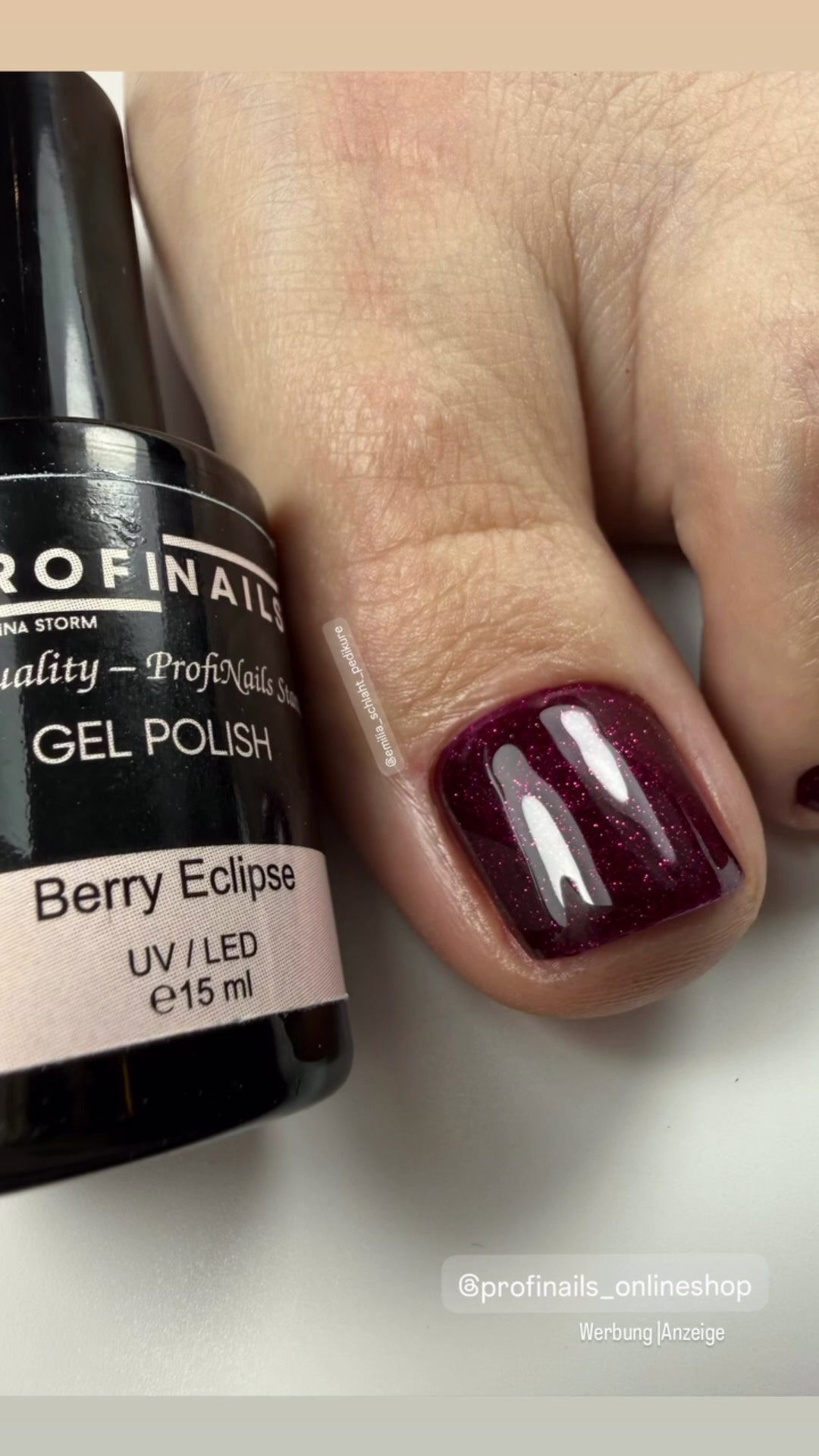 Video laden: Gel Polish "Berry Eclipse" 15 ml.