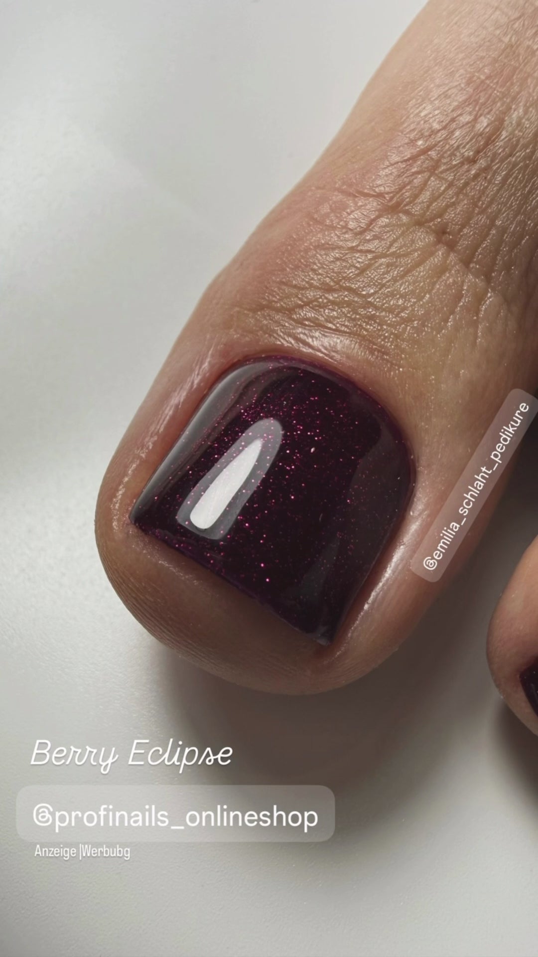 Video laden: Gel Polish "Berry Eclipse" 15 ml.